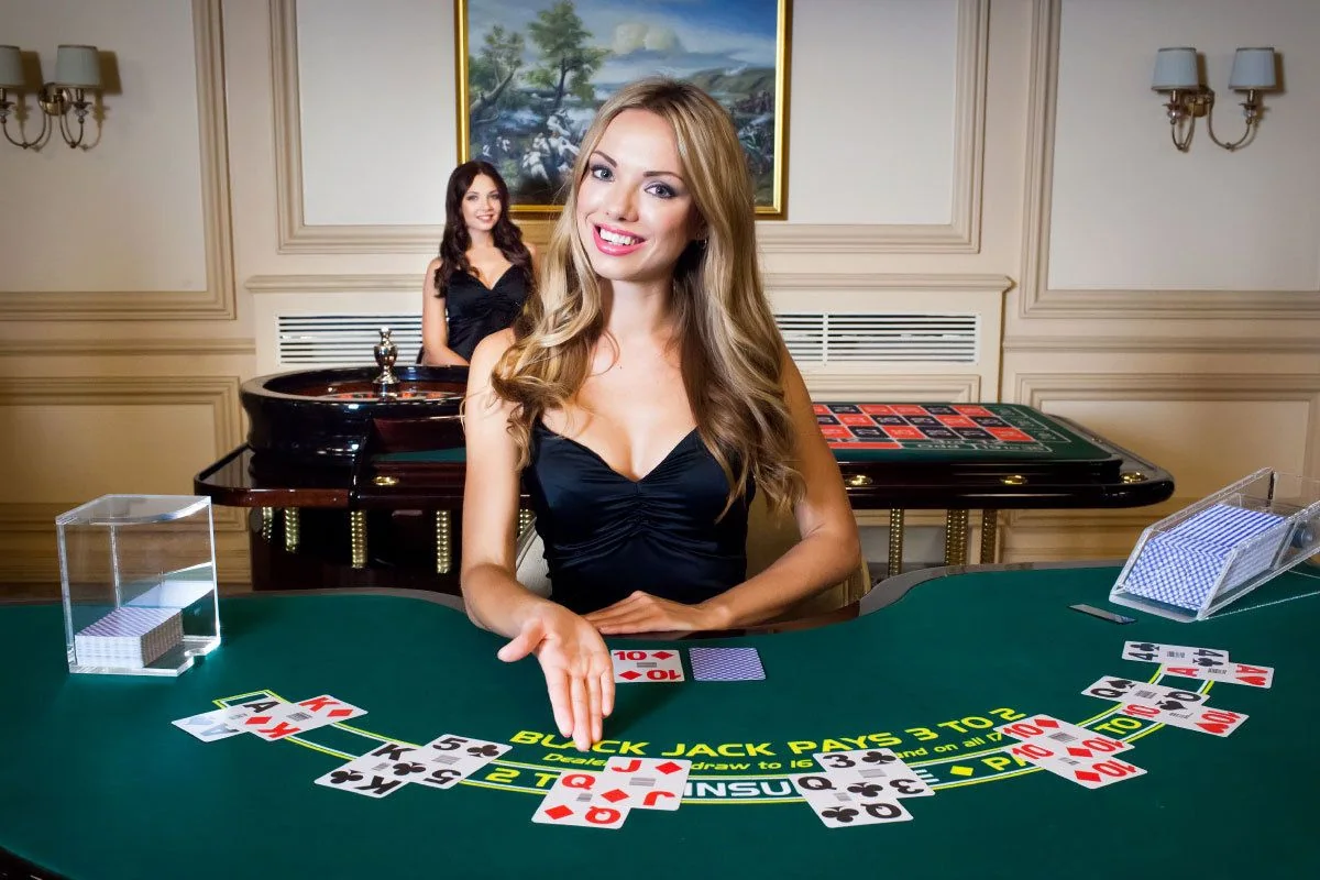 Dealer memandu permainan pada meja kasino live