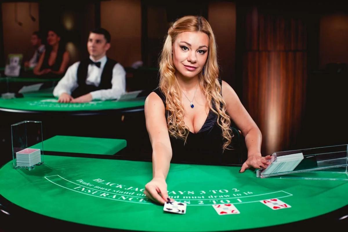 Tampilan meja kasino live dengan dealer di JENIUSTOTO